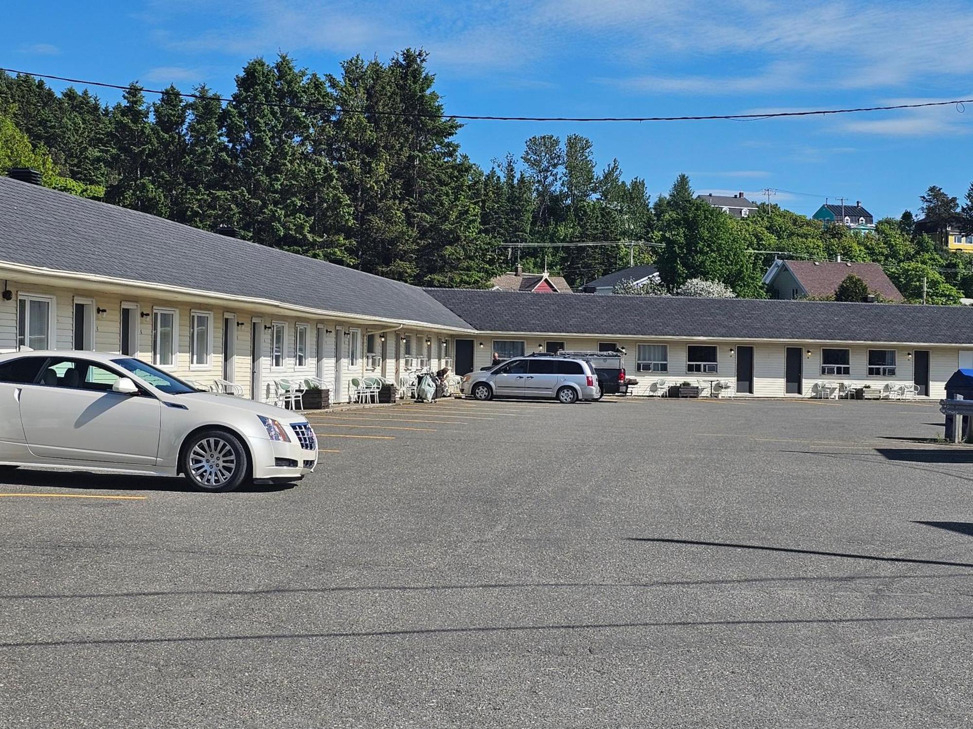 Resto Pub Motel Le Madub L'Isle-Verte Exteriér fotografie
